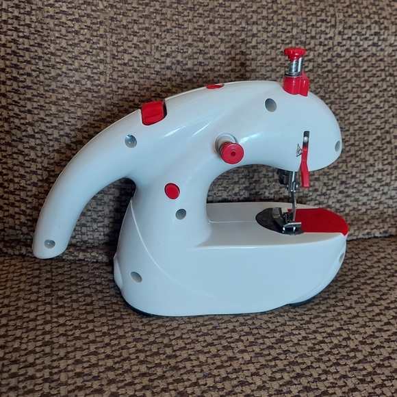 Singer Stitch Sew Quick 2 Hand-held Mini Sewing Machine - Picture 4 of 10